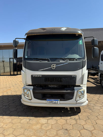 Marca/ Modelo: Volvo VM 330 Ano/Modelo: 17/18 Quilometragem: 469K Tração: 4X2 Cor: Branco