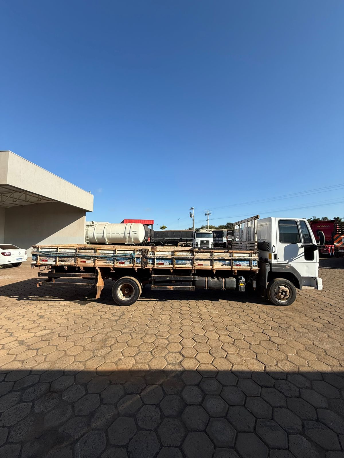 Marca/ Modelo: Ford cargo 816 Ano/Modelo: 15/15 Quilometragem: 175K Tração: 3/4 4x2Cor: Branco