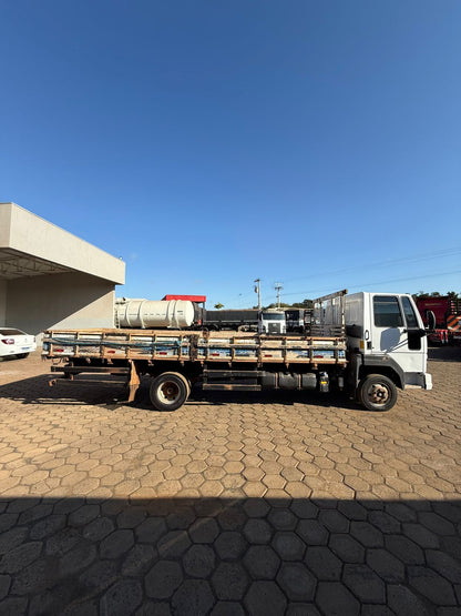 Marca/ Modelo: Ford cargo 816 Ano/Modelo: 15/15 Quilometragem: 175K Tração: 3/4 4x2Cor: Branco