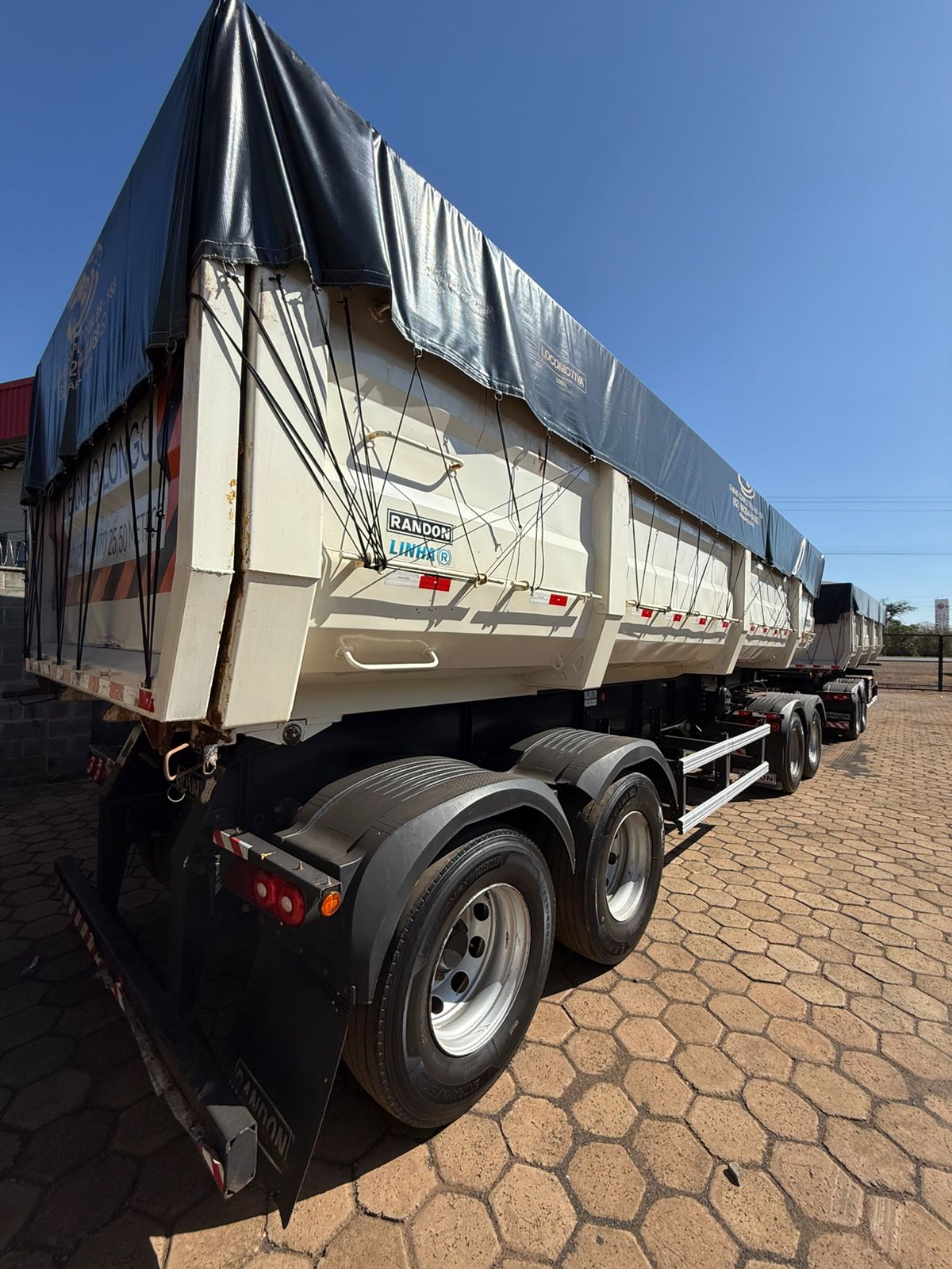Marca/Modelo: Rodocaçamba  Randon/ Ano/Modelo: 21/21/ Cor: Branco/ Com pneus
