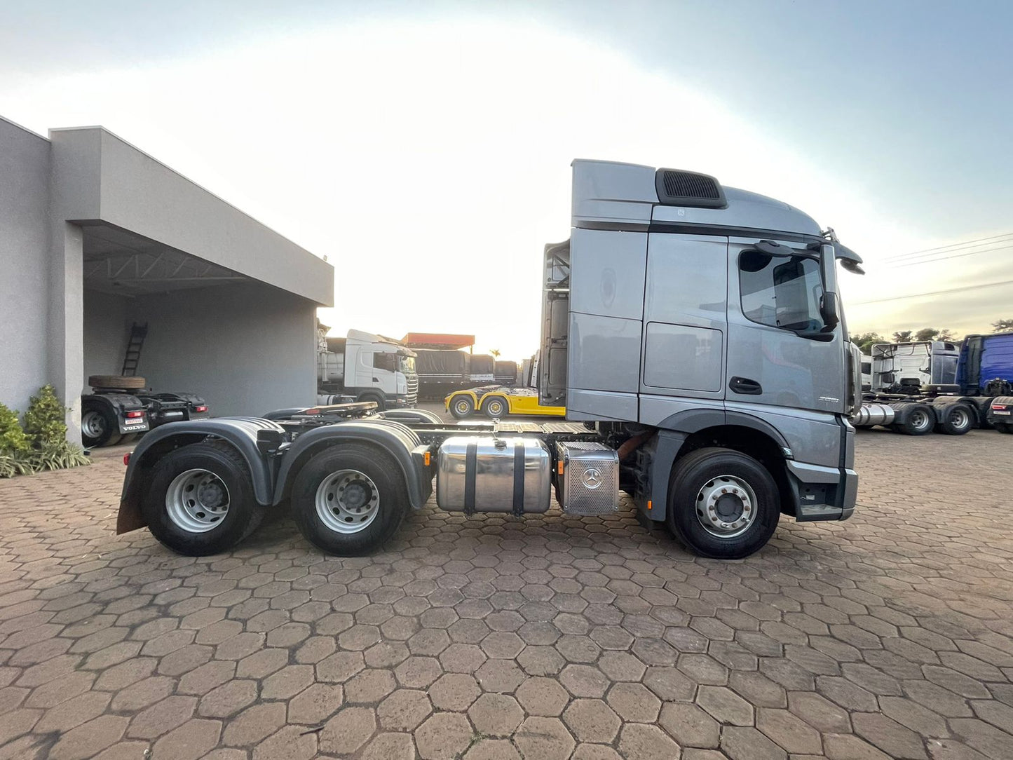 MARCA/MODELO: MERCEDES /2651 /ANO/MODELO: 2022/2022/TRAÇÃO: 6x4 COR: CINZA/QUILOMETRAGEM: 184k