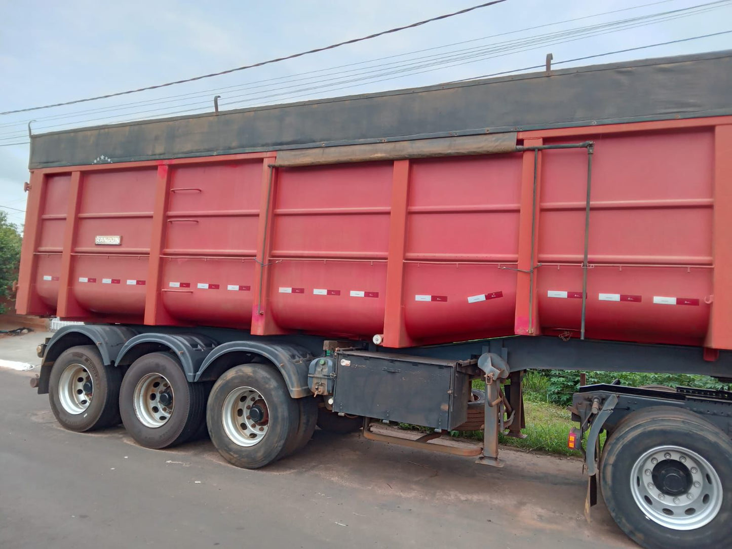 Conjunto  Volvo FH 460 6X2 + Caçamba Randon / Ano/Modelo: 13/13 Tração: 6x2 Quilometagem: 1.210.780