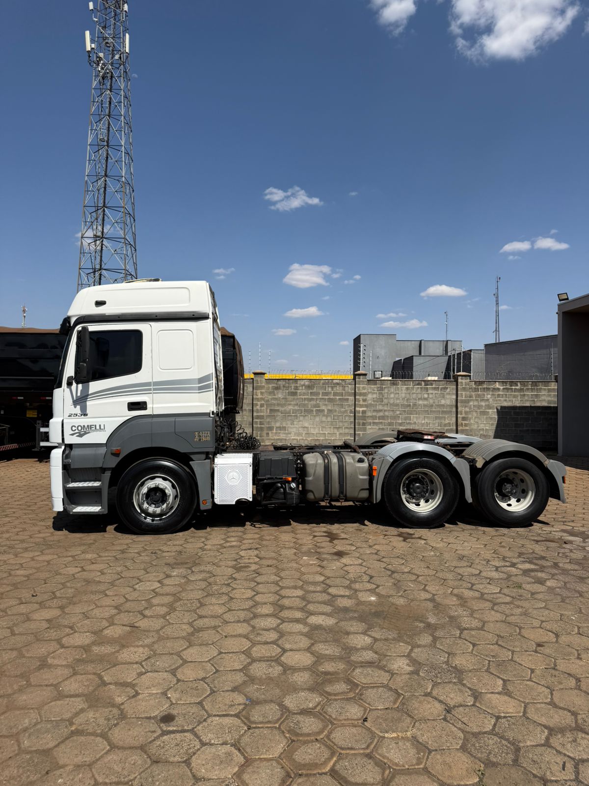 Marca/ Modelo: Mercedez Axor 2536 Ano/Modelo: 18/19 Quilometragem: 489K Tração: 6x2 Cor: Branco