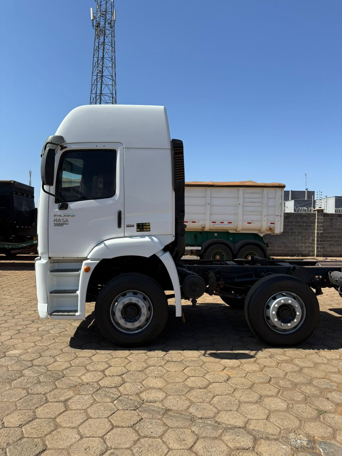 Marca/ Modelo: VM 24280 Ano/Modelo: 16/17 Quilometragem: 548K Tração: 8X2 Cor: Branco