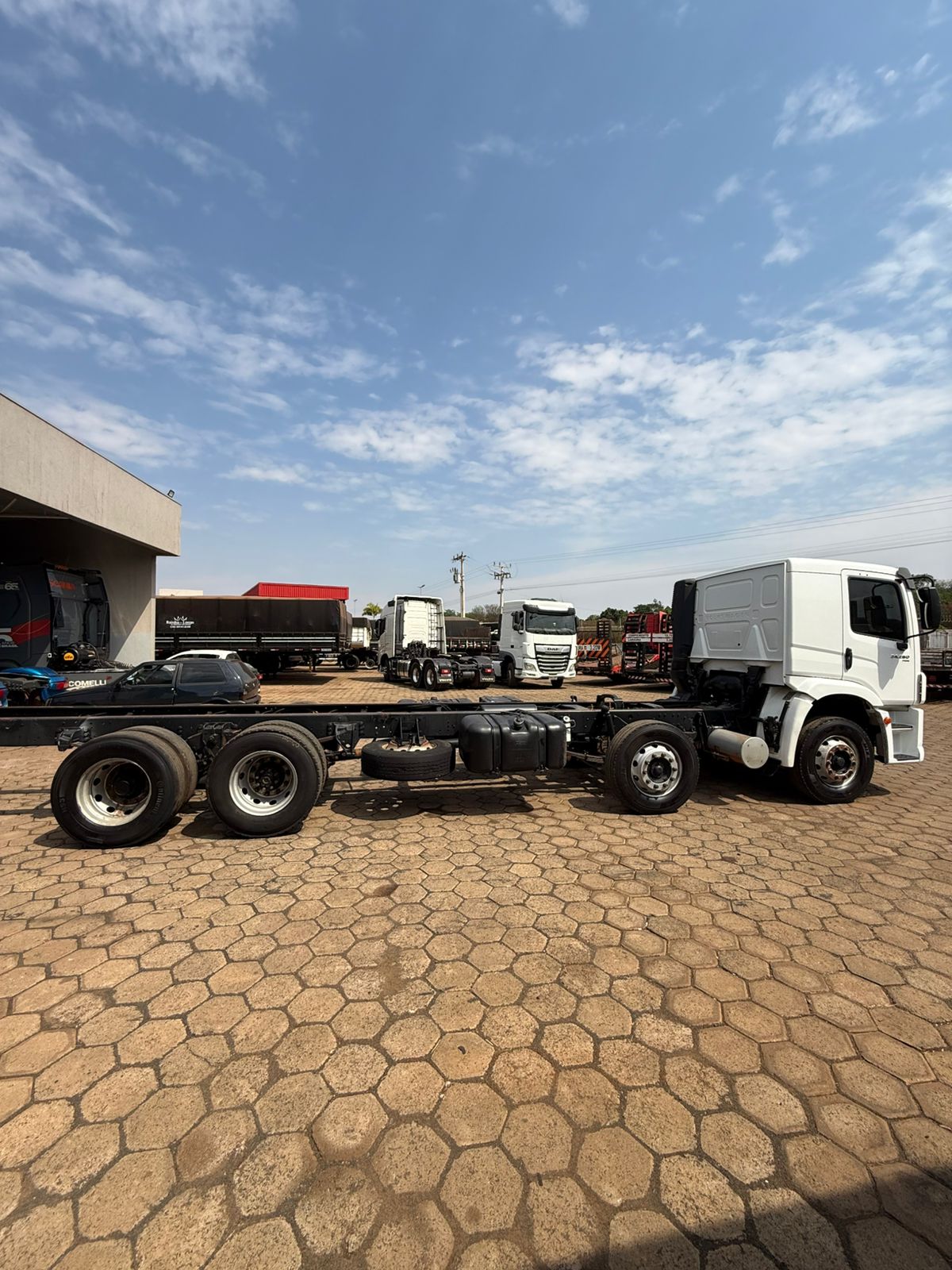 Marca/ Modelo: VW/Constellation 24.280 Ano/Modelo: 21/22 Quilometragem: 480K Tração: 8X2 Cor: Branco