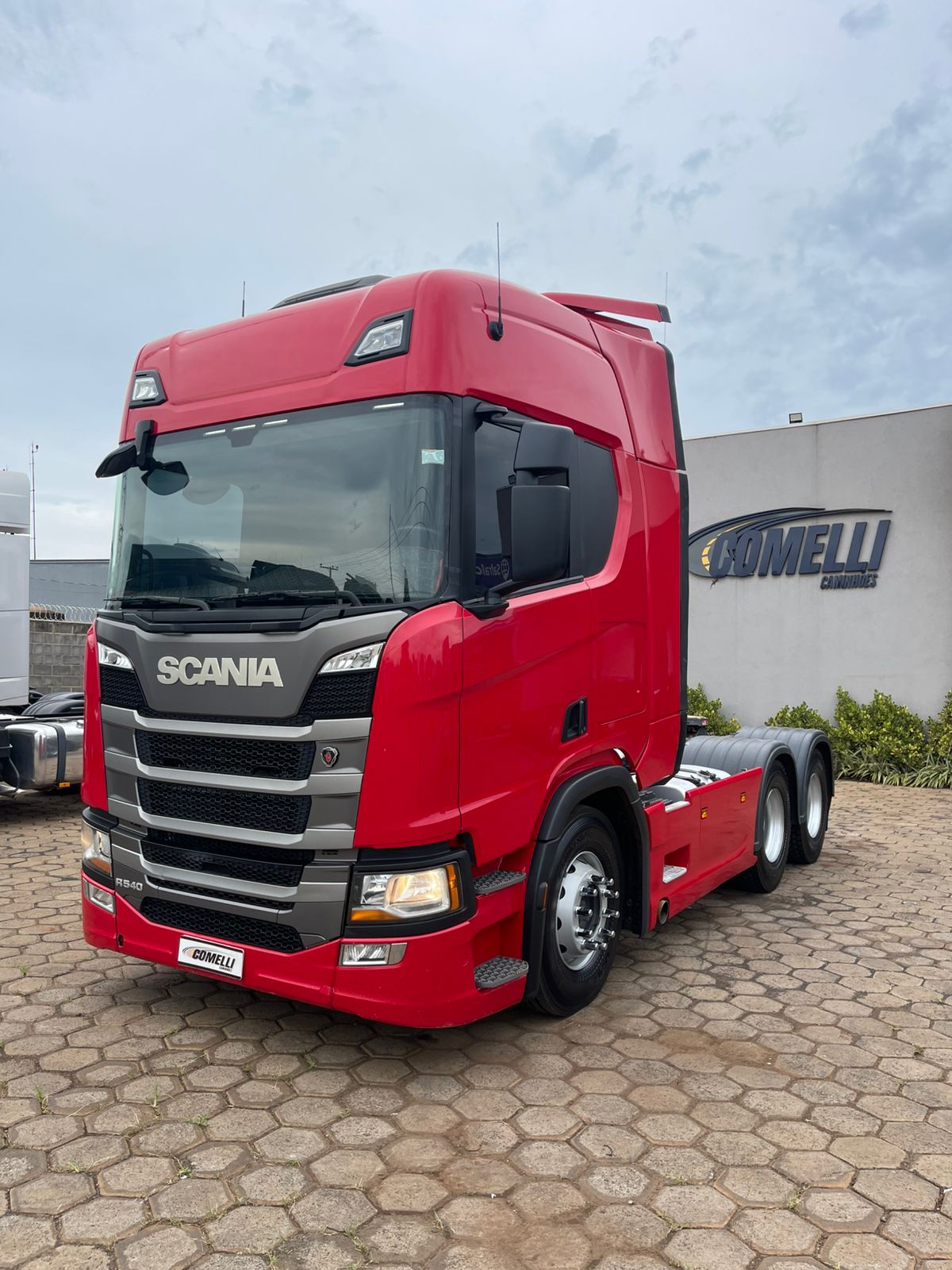 Marca/Modelo: Scania/540 Ano/Modelo: 22/22 Tração: 6x4 molas Quilometragem: 320 k Cor: Vermelha