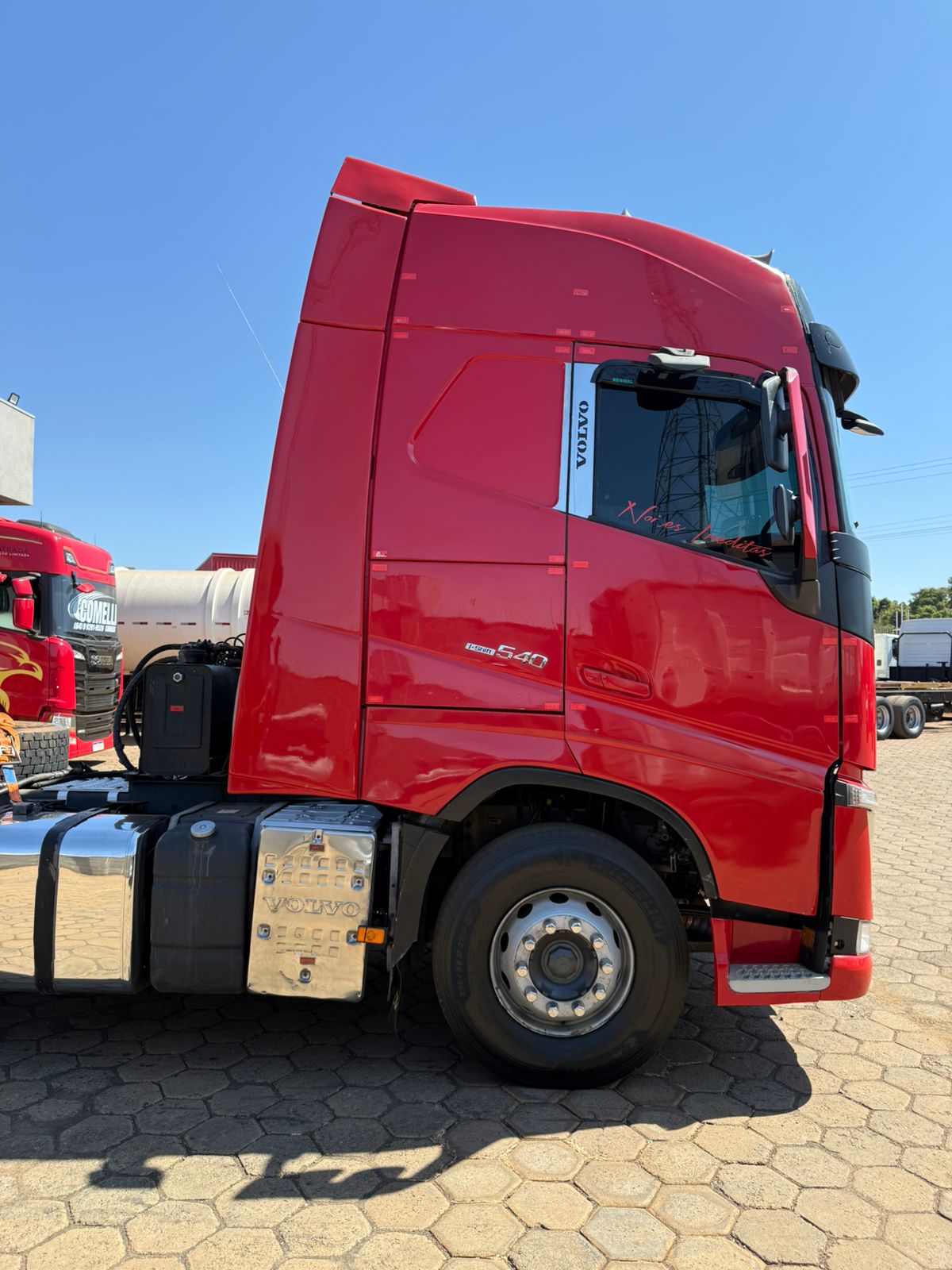 Marca/ Modelo: Volvo FH 540 Ano/Modelo: 17/18 Quilometragem: 781K Tração: 6X4 Cor: Vermelho