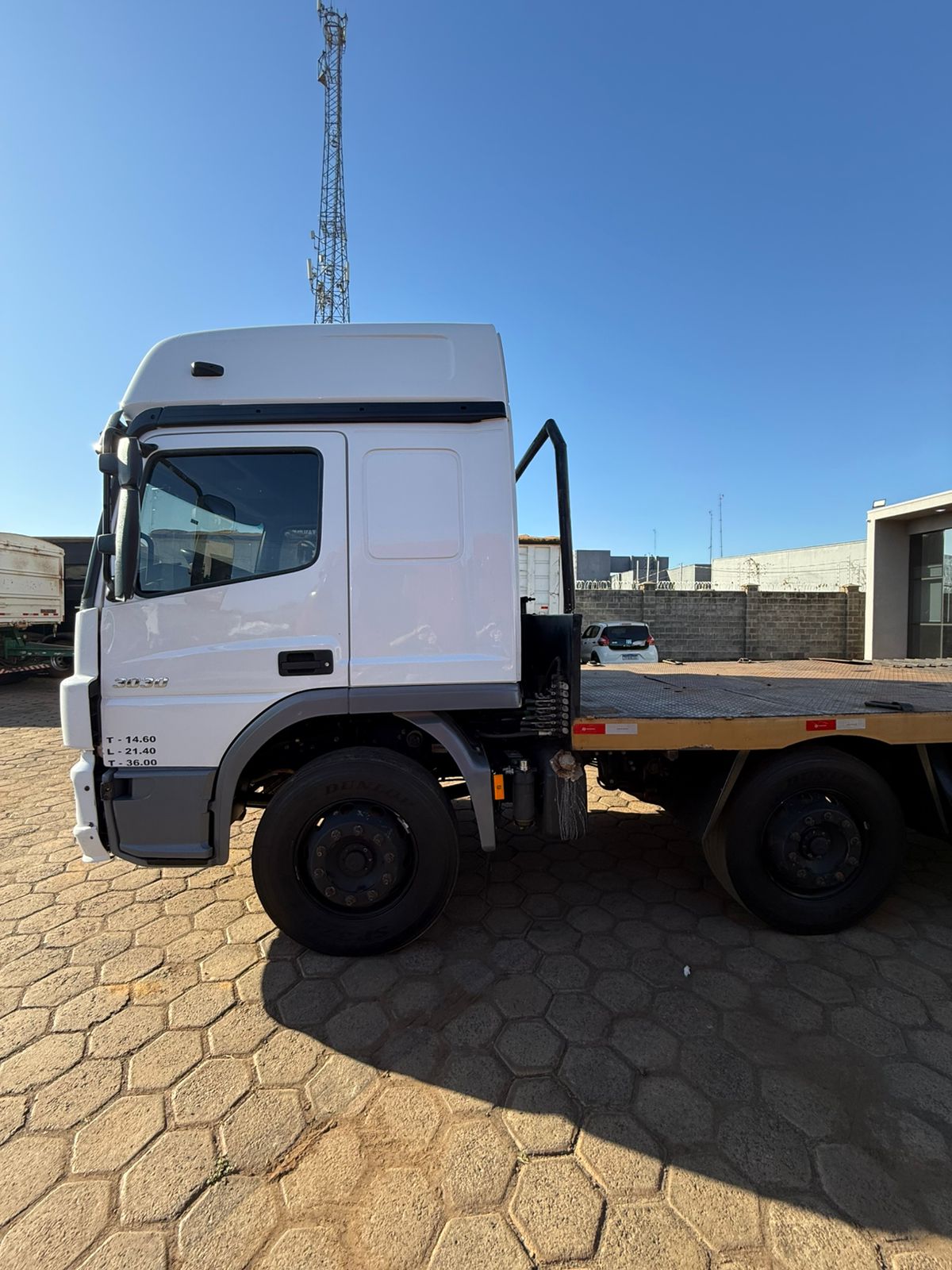 Marca/ Modelo: Mercedes-Benz/Atego 3039+Prancha Ano/Modelo: 18/19 Quilometragem: 208K Tração: 8X2 Cor: Branco
