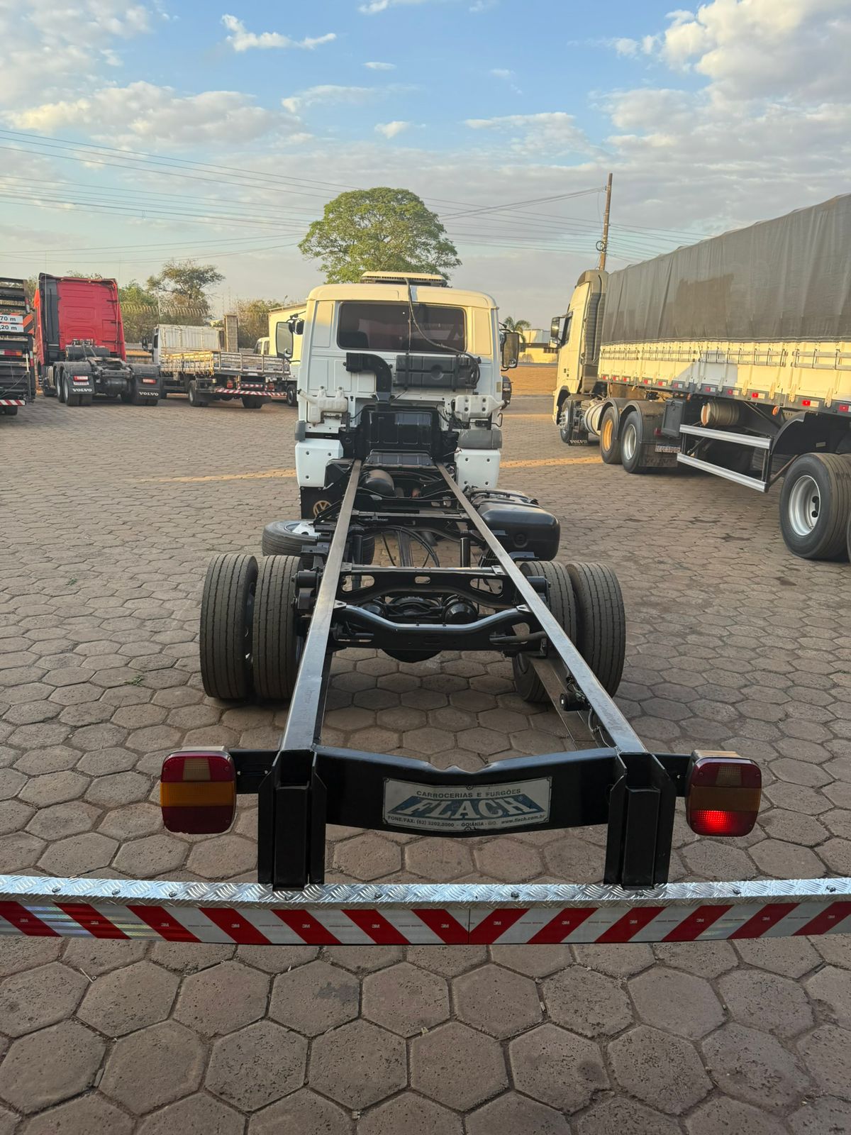 Marca/ Modelo: Volkswagem Ano/Modelo: 11/11 Quilometragem: 500K Tração: 4X2 3/4 Cor: Branco