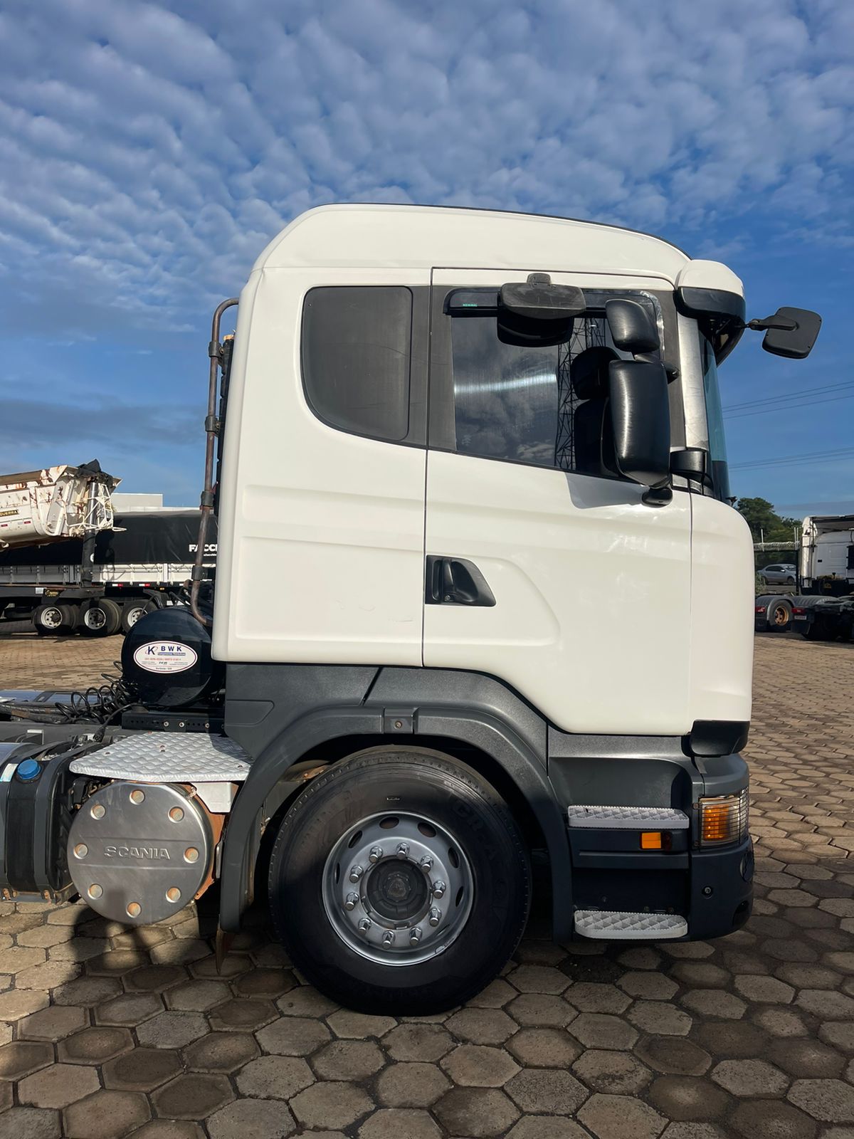 SCANIA R440 - COM FREIO RETARDER - CÂMBIO AUTOMÁTICO - MOTOR REVISADO RECENTEMENTE - KIT HIDRÁULICO - KM 651000 -