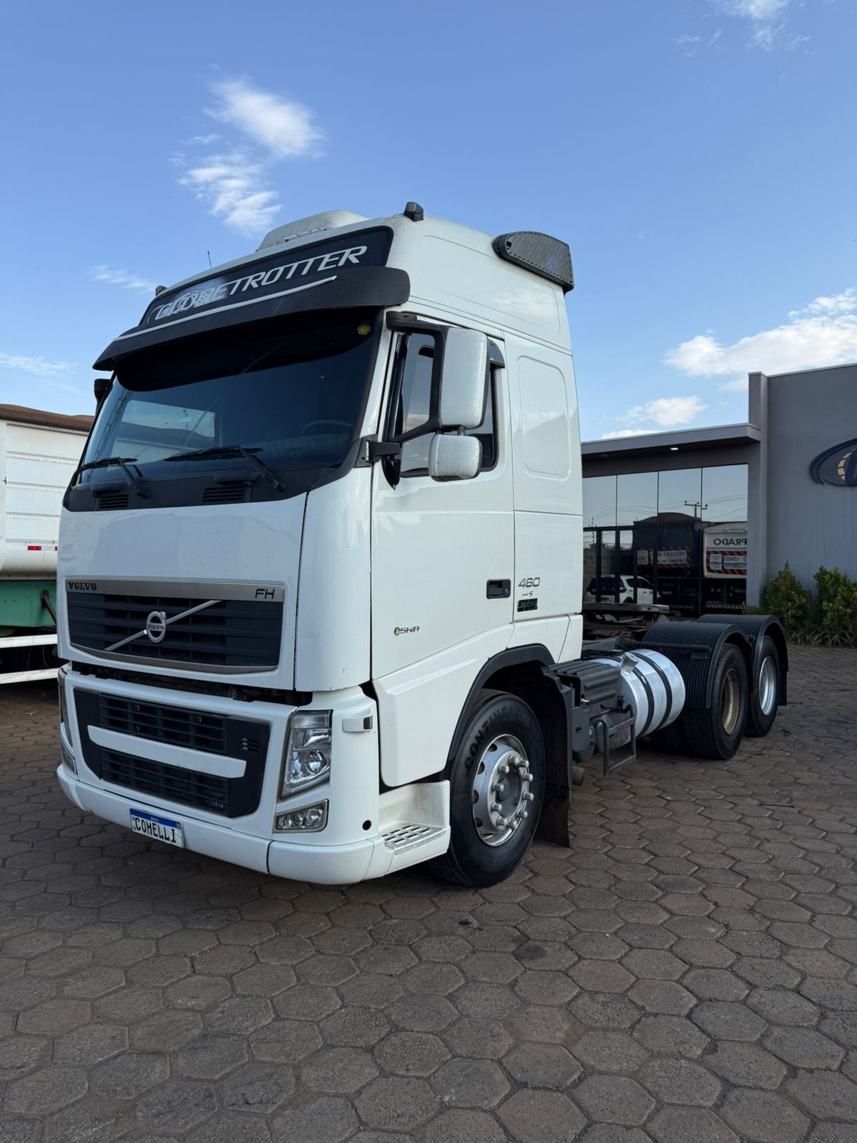 Marca/ Modelo: Volvo FH460 Ano/Modelo: 12/12 Quilometragem:1.115.900 K Tração: 6X2 Cor: Branco