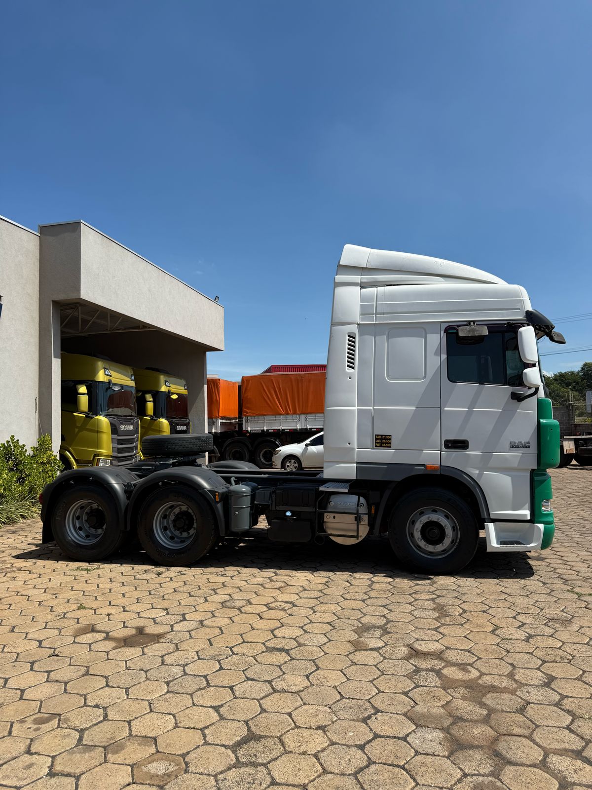 Marca/Modelo: Daf Ano/Modelo: 16/16 Tração: 6X2 molas Quilometragem: 395k Cor: Branco