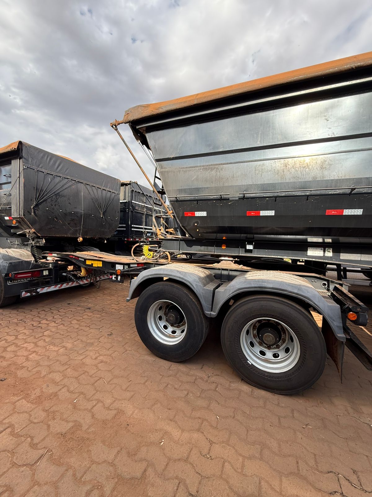 Marca/Modelo: Rodocaçamba Librelato / Ano/Modelo: 21/22 Cor: Preto