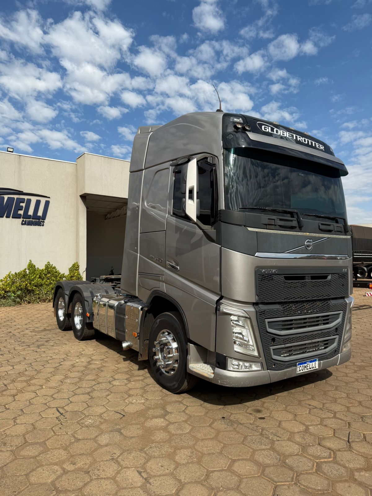 Marca/ Modelo: Volvo FH 540 Ano/Modelo: 15/16 Quilometragem:925Tração: 6x4 Cor: Cinza