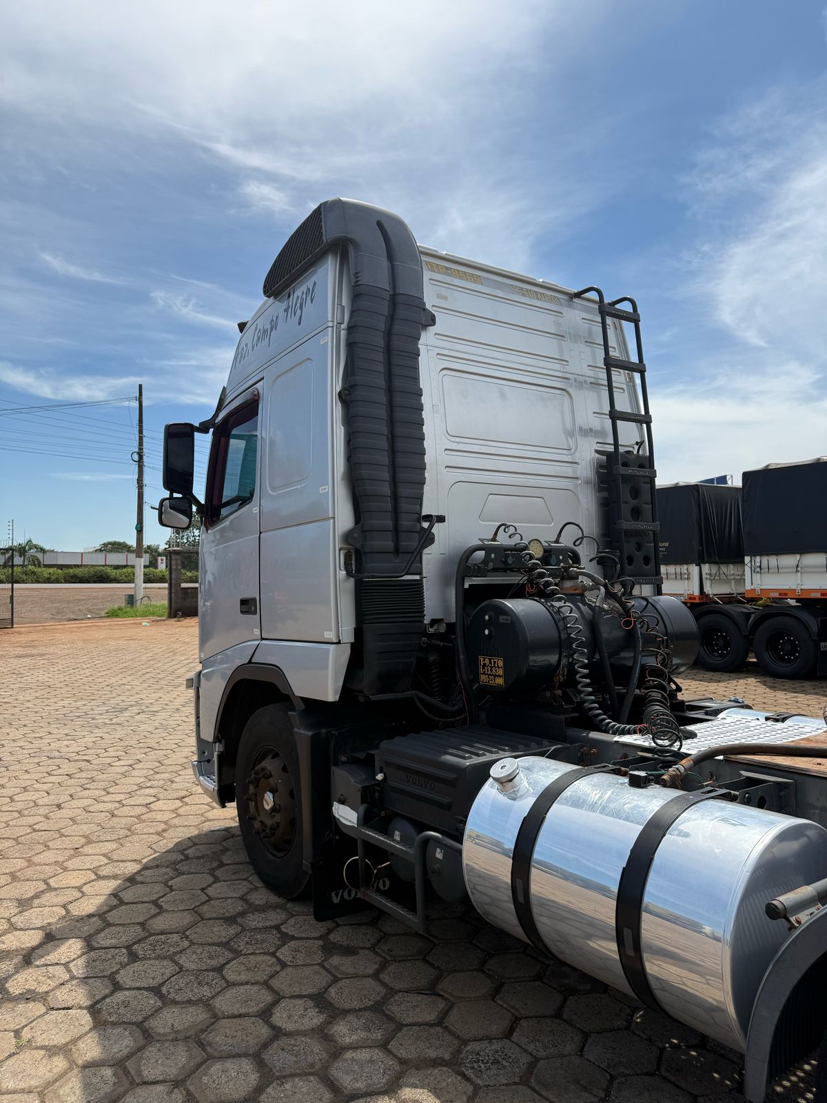 Marca/Modelo: Volvo/ FH 460 Ano/Modelo: 12/12 Tração: 6x4 molas Quilometragem: 1062 Cor: Cinza