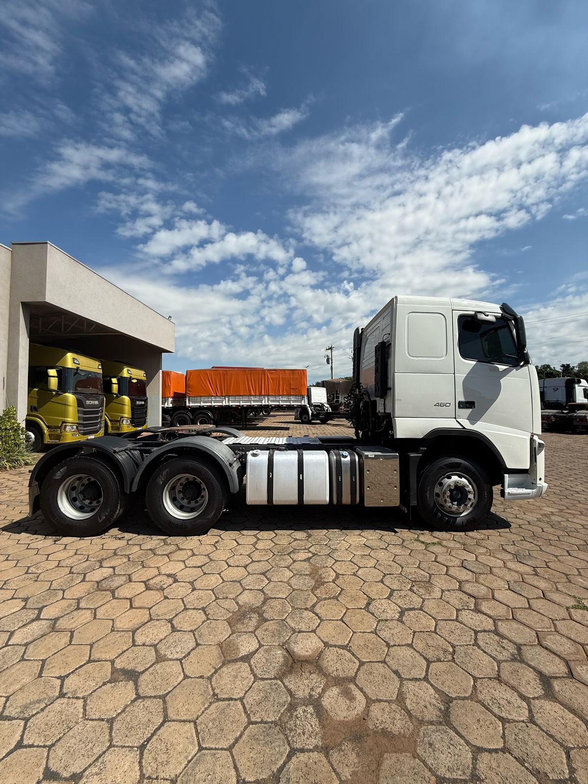 Volvo FH 460/ Ano/Modelo: 13/14 Tração: 6x4 Quilometragem: 721K