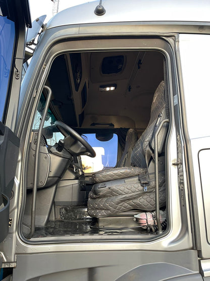 MARCA/MODELO: MERCEDES /2651 /ANO/MODELO: 2022/2022/TRAÇÃO: 6x4 COR: CINZA/QUILOMETRAGEM: 184k