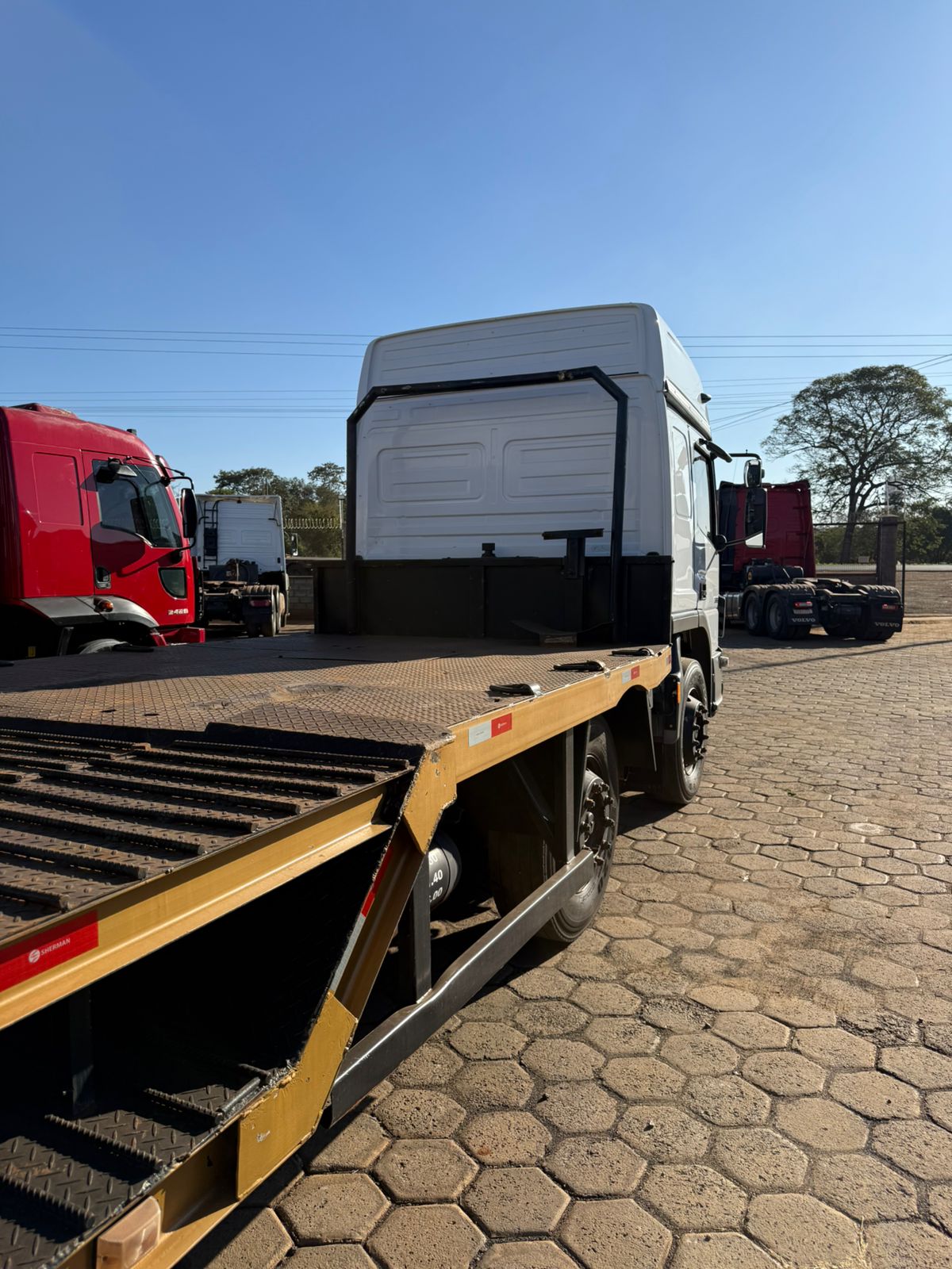 Marca/ Modelo: Mercedes-Benz/Atego 3039+Prancha Ano/Modelo: 18/19 Quilometragem: 208K Tração: 8X2 Cor: Branco