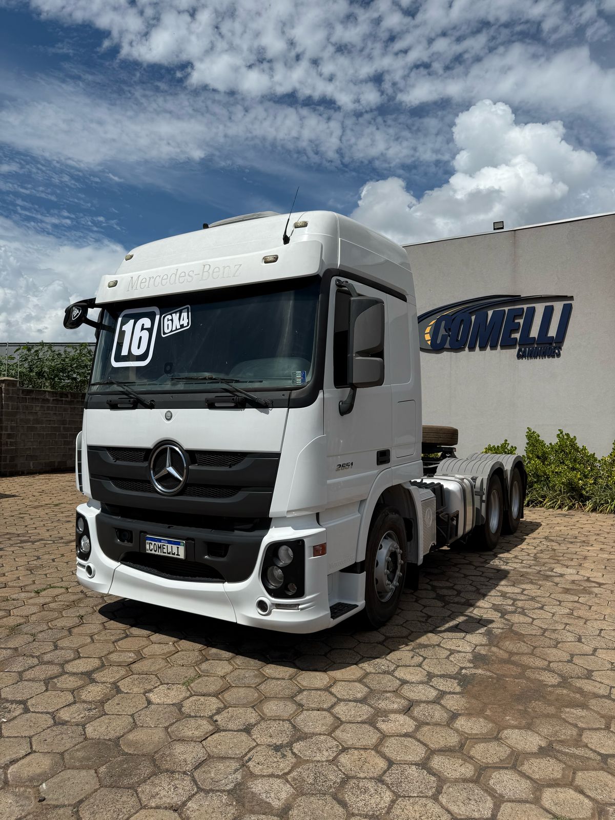 Marca/Modelo: Mercedes benz Actros 2651 Ano/Modelo: 16/16 Tração: 6x4 Quilometragem: 400k Cor: Branco