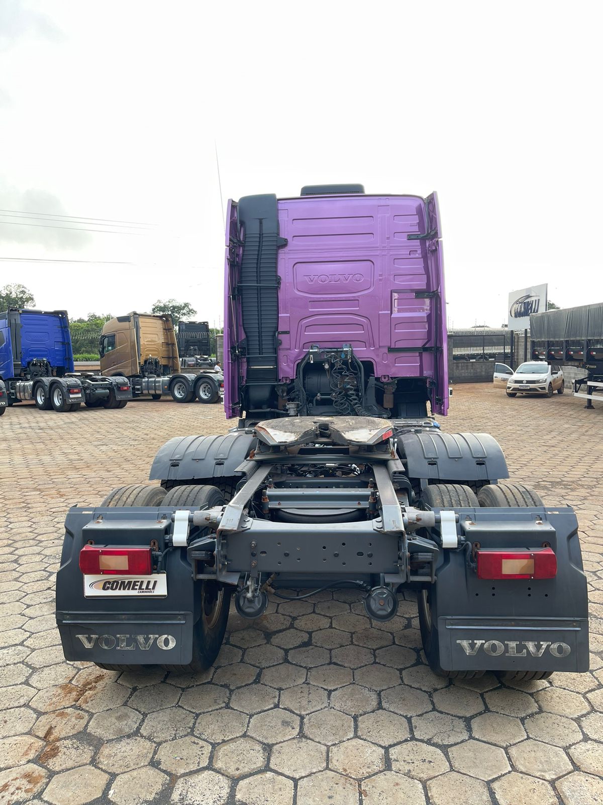 Marca/Modelo: Volvo/FH460 Ano/Modelo: 21/21 Tração: 6x2 molas Cor: Roxo Metálico Quilometragem: 425k Automático Ar-condi