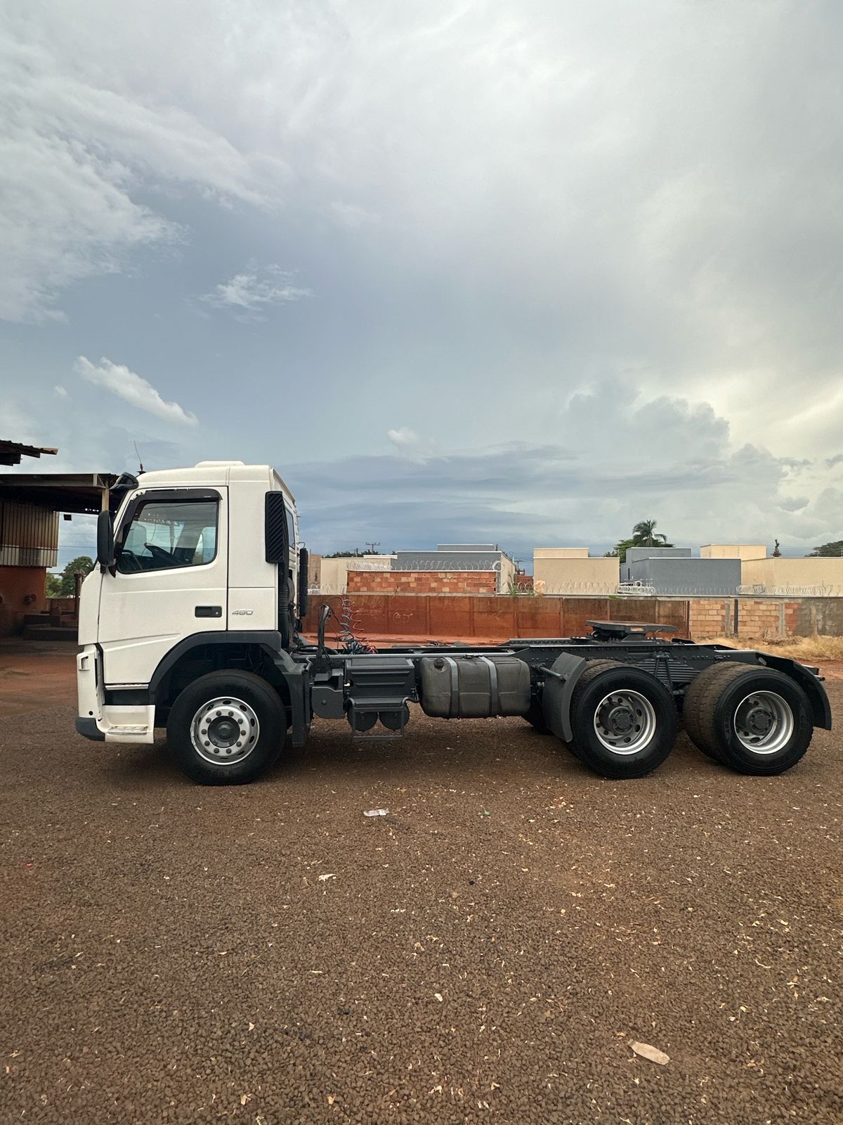 Marca/Modelo: Volvo FM 480/ Ano/Modelo: 10/10 Tração: 6x4 Cor: Branco