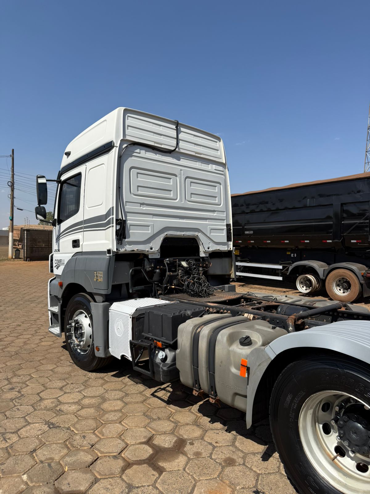 Marca/ Modelo: Mercedez Axor 2536 Ano/Modelo: 18/19 Quilometragem: 489K Tração: 6x2 Cor: Branco