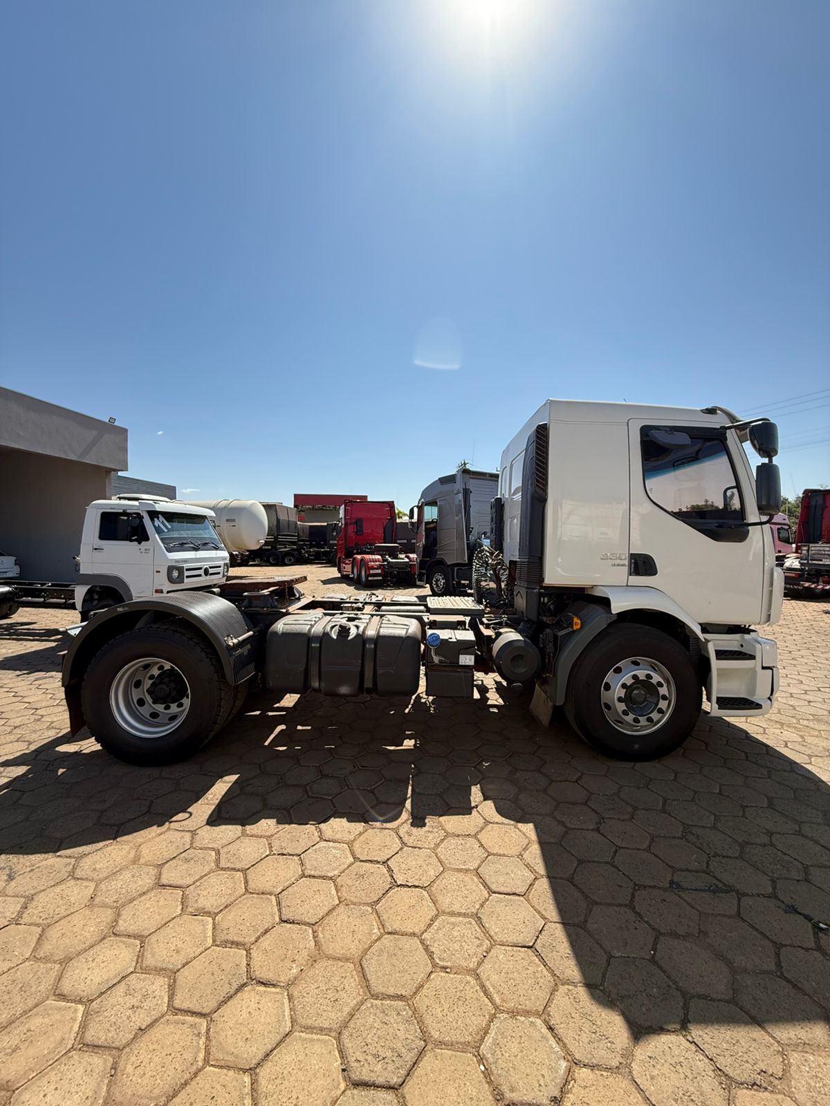 Marca/ Modelo: Volvo VM 330 Ano/Modelo: 17/18 Quilometragem: 469K Tração: 4X2 Cor: Branco