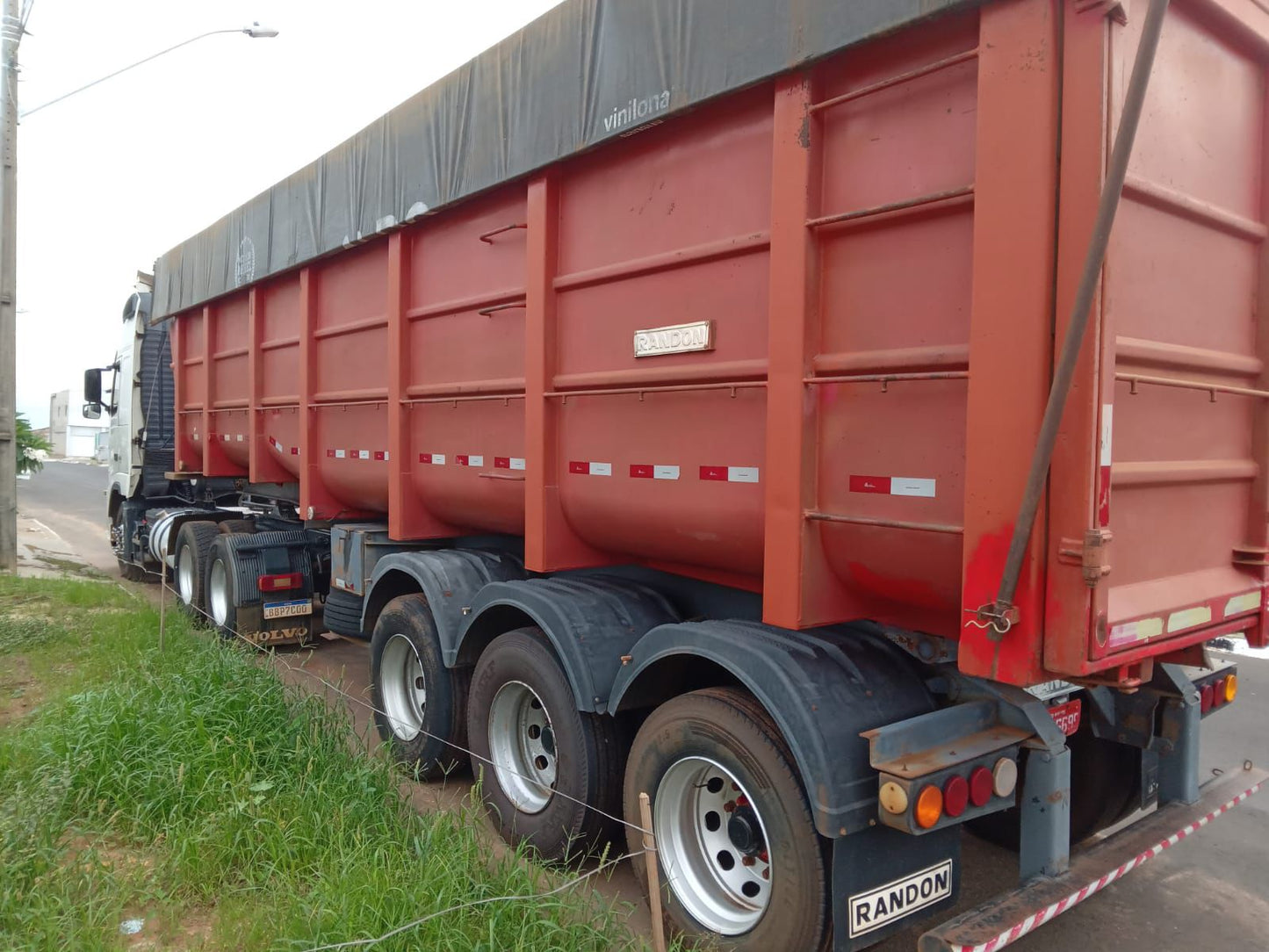 Conjunto  Volvo FH 460 6X2 + Caçamba Randon / Ano/Modelo: 13/13 Tração: 6x2 Quilometagem: 1.210.780
