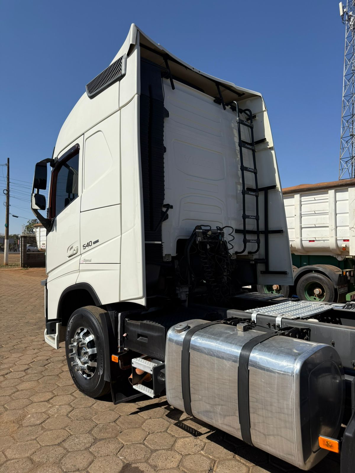 Volvo FH540/ Ano/Modelo: 21/21 Tração: 6x4 Quilometragem: 498k