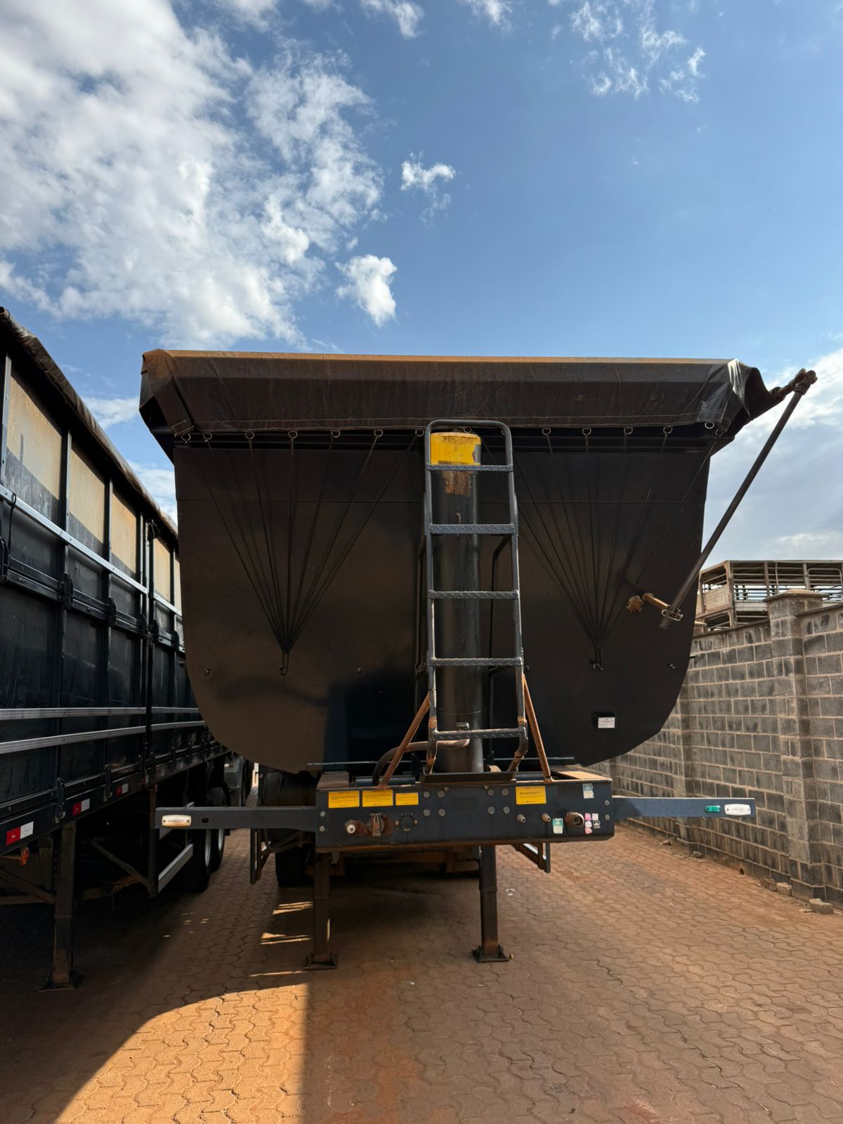 Marca/Modelo: Rodocaçamba Librelato / Ano/Modelo: 21/22 Cor: Preto